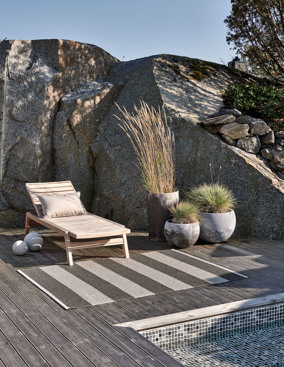 Bob Matta i färgen Charcoal / Linen på trädäck vid pool