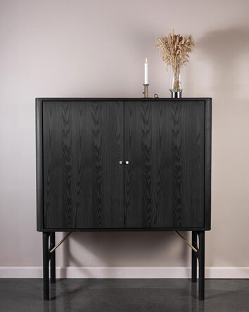Sideboardet Ant i svartoljad ask (C14).