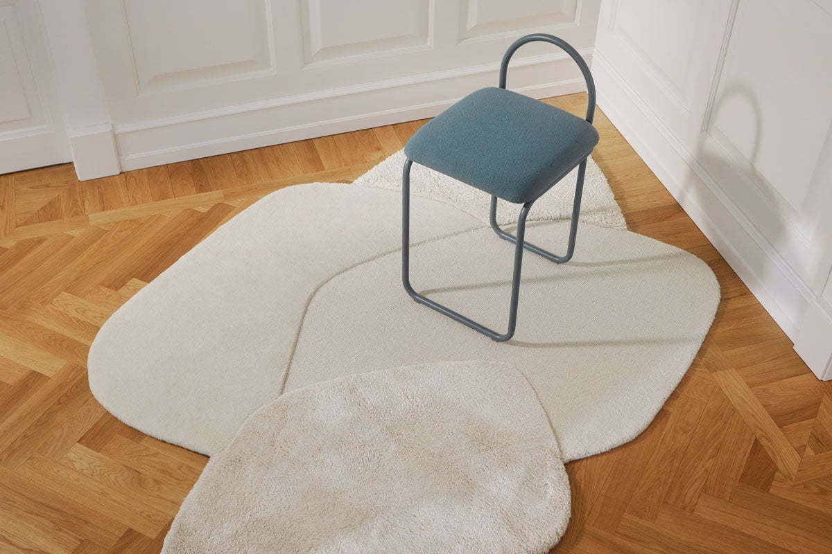 Mola Matta Cream på fiskbensparkett med Angui Barstol