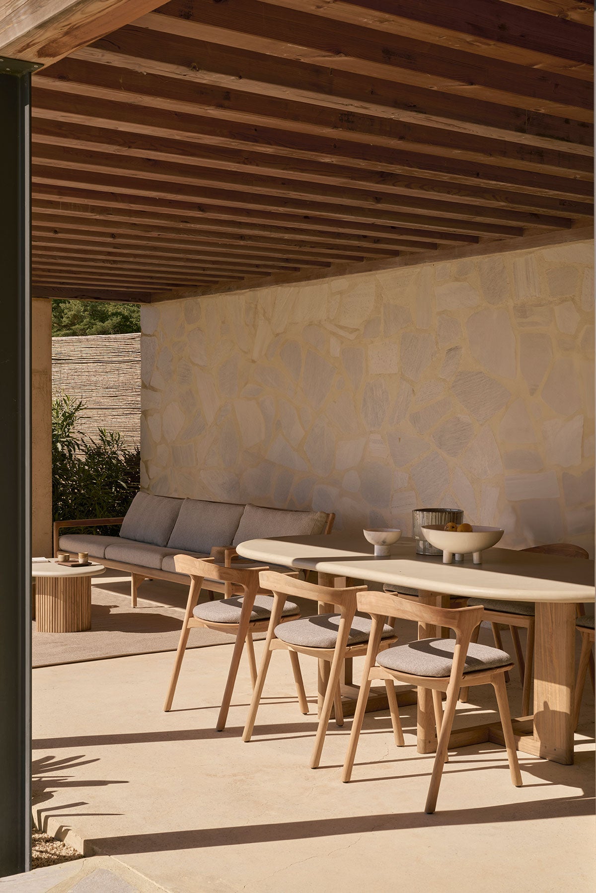 Trestle Outdoor Matbord med Bok Stol på solig uteplats