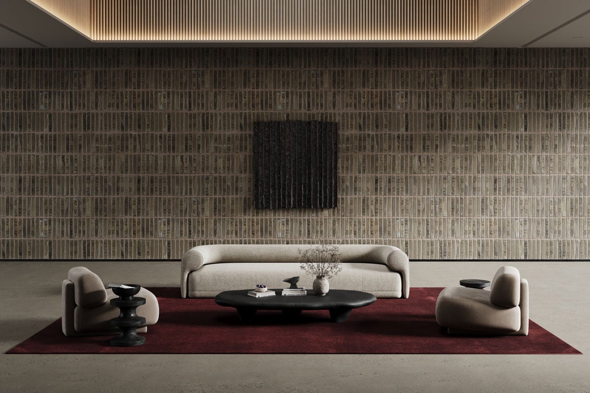 Miljöbild på Solid matta från Classic Collection i burgundy med soffa och fåtölj