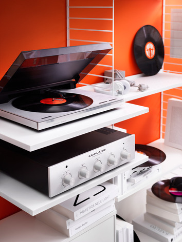 Inspiration vardagsrum Stringhylla vit med mediehyllplan
