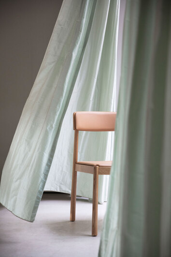 Timb Stol Läderklädsel Natur / Kamel vid öppet fönster med fladdrande gardiner