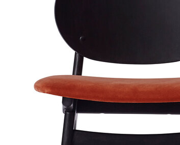 noble-diningchair-blackstained-beech-seat-brickred-detalj2-warm-nordic