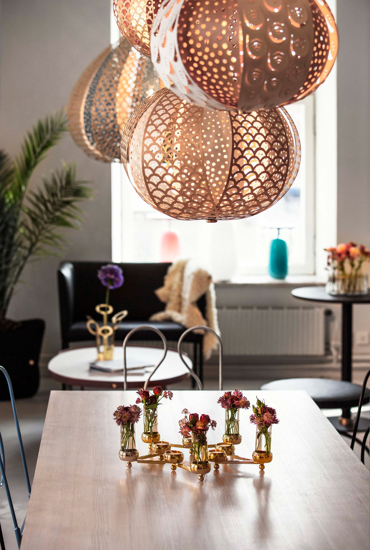 Knopp Lampa ovanför matbord dekorerat med Constella Ljusstake