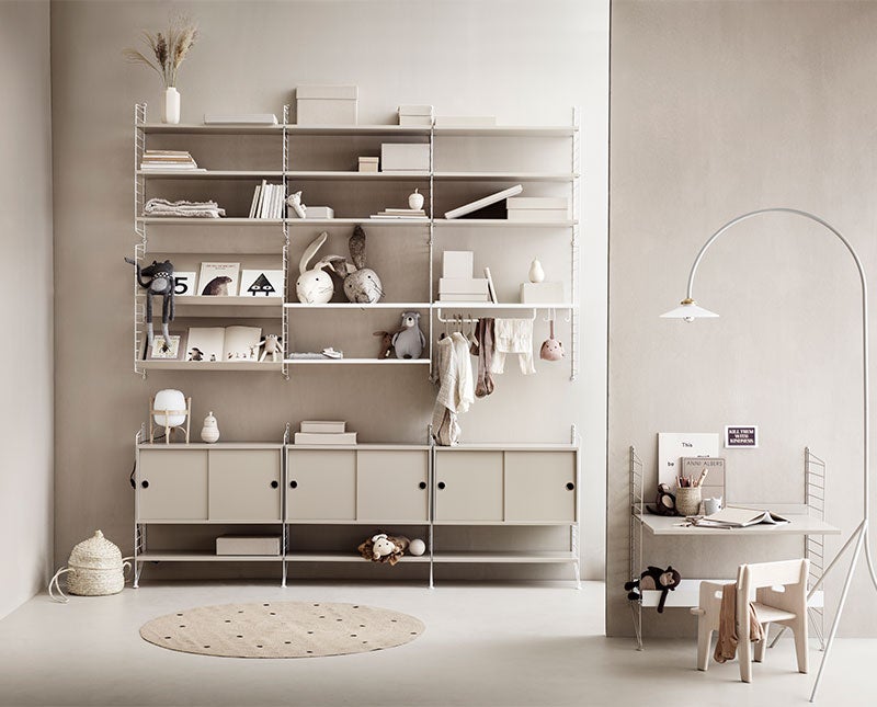 Beige String system barnrum
