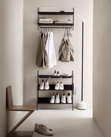 Stringhylla till hallen - Designa efter egna önskemål. Denna modell svart/svart