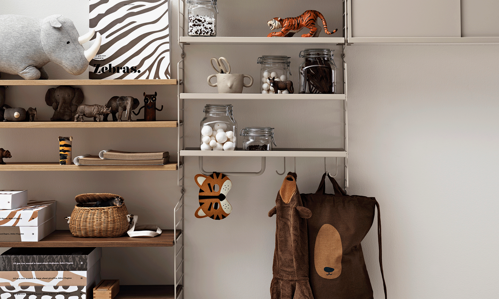 String i olika kombinationer med leksaker för barnrummet.