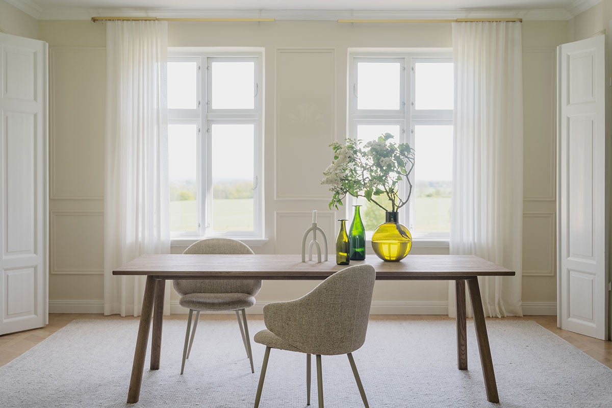 Clapperton Matbord i sandfärgad ek med två matstolar i matsal