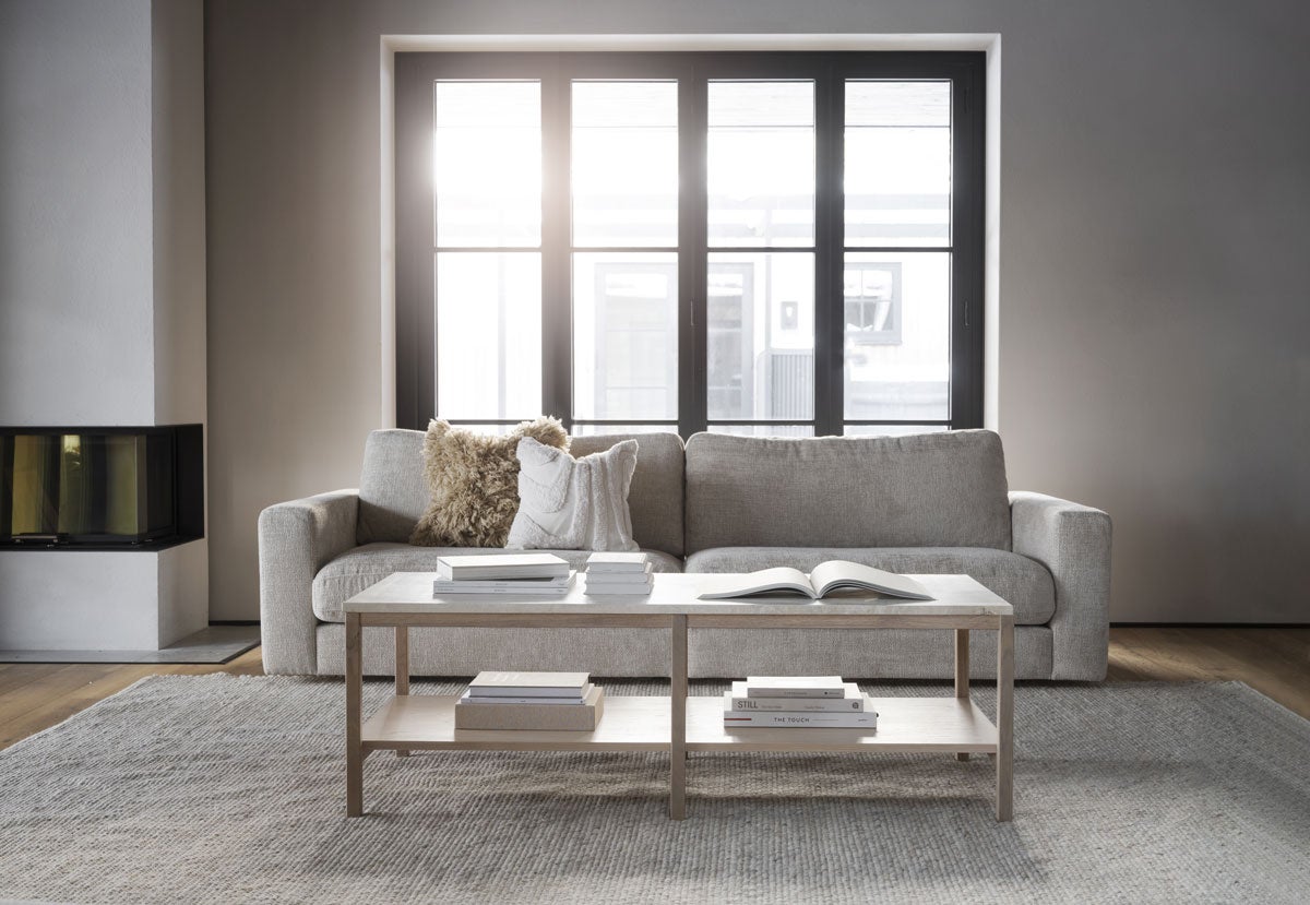  Orwel Soffbord Vitpigmenterad Ek / Travertin framför grå soffa