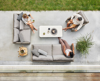 Diamond 3-sits Soffa i Taupe som del av soffgrupp i utomhusmiljö