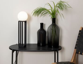 Liberia Bordslampa på sidobord med två vaser