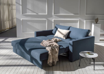 Miljöbild på Cosial (Utbäddad). 160 centimeter. Tyg 580 Argus Navy Blue.