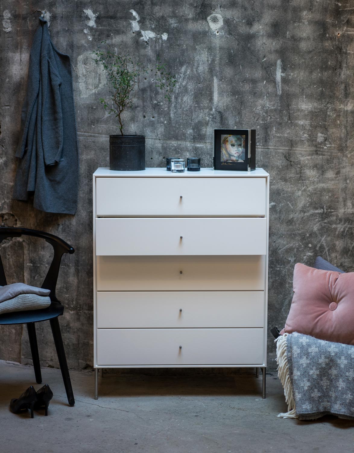 Volt Byrå 5 Lådor Vit dekorerad med krukväxt, ljuslyktor och fotografi