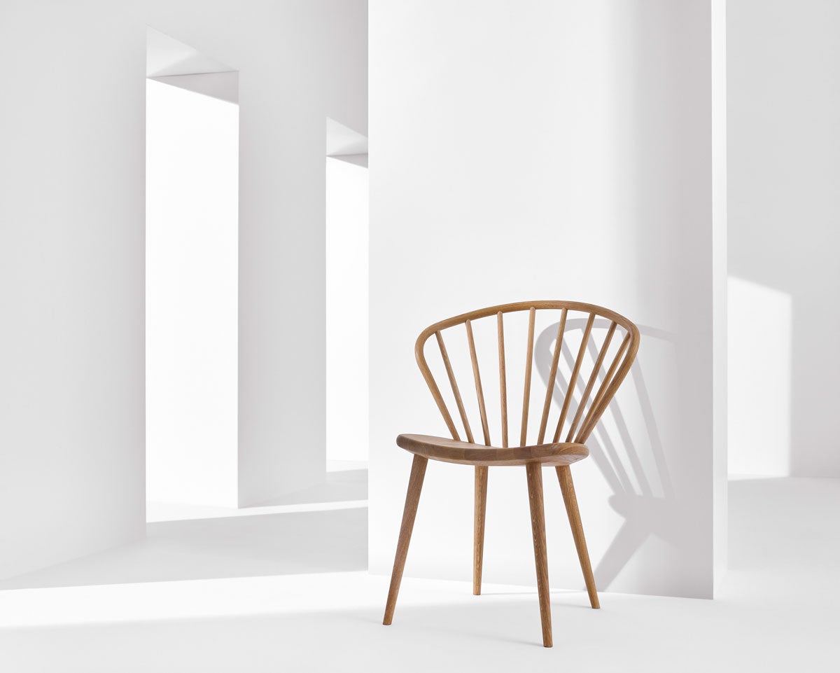 Miss Holly Stol i oljad ek i vit studio