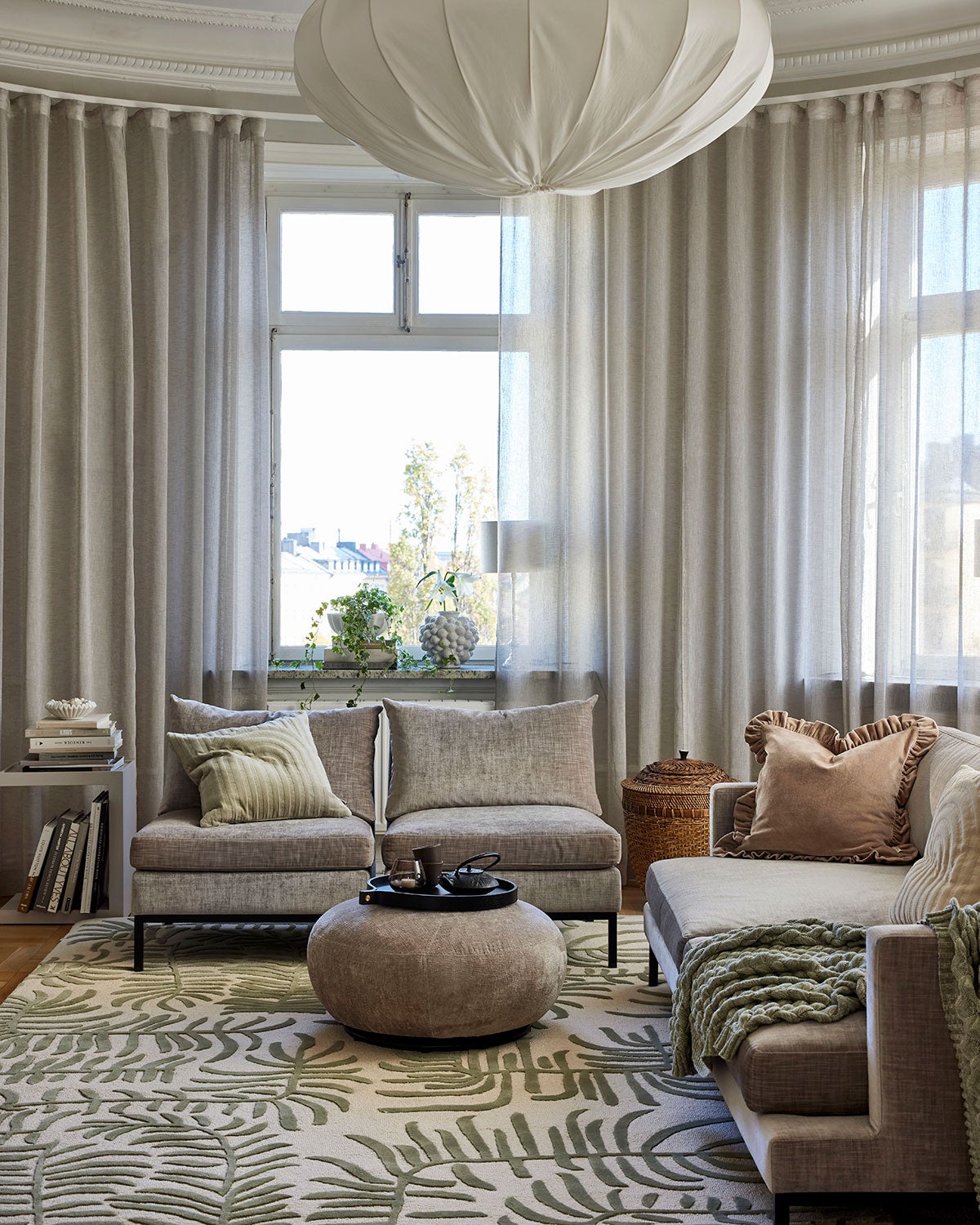 Palma Matta under soffgrupp i beige vardagsrum