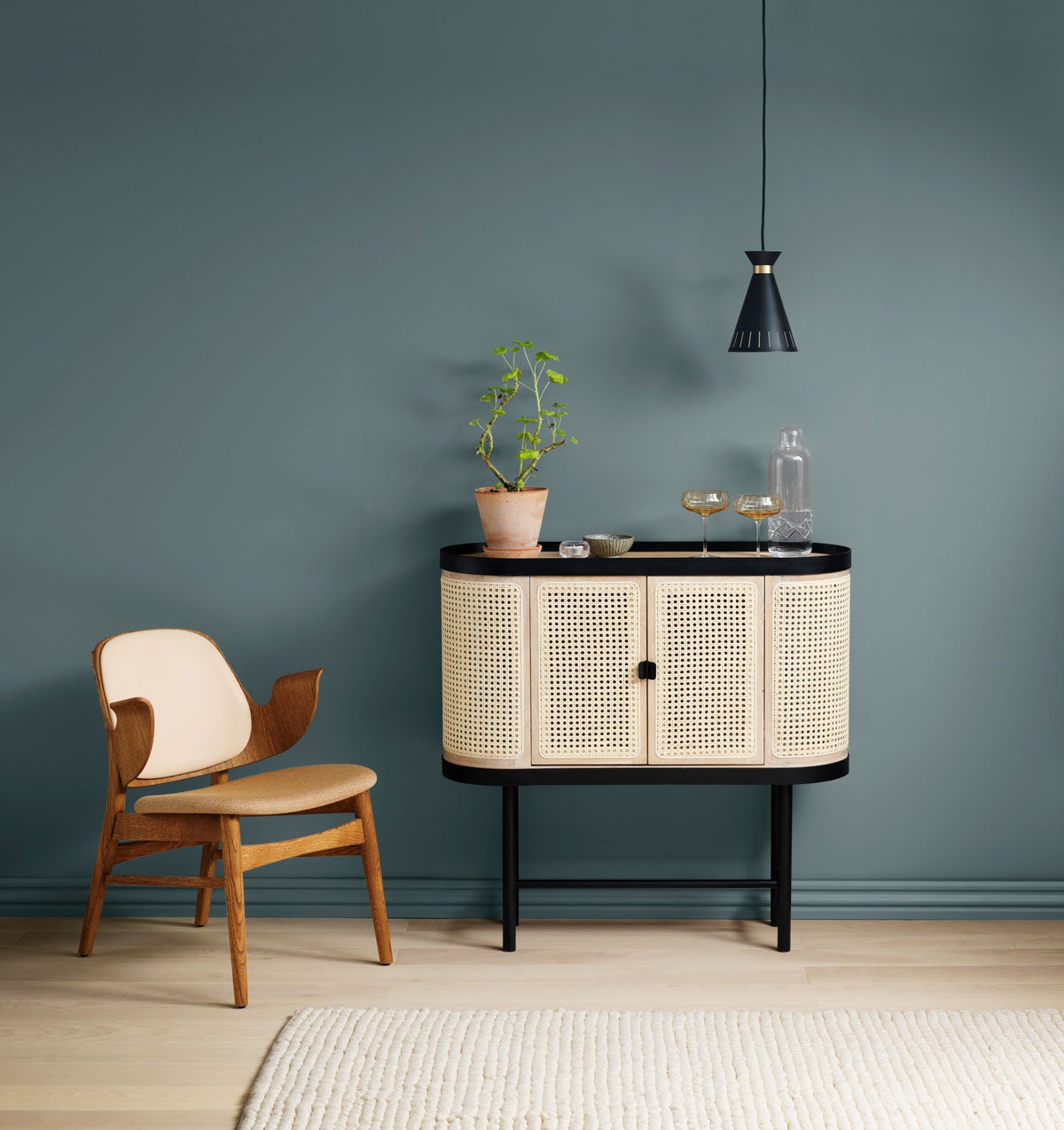 Be My Guest Barskåp med dekorativa detaljer bredvid en karmstol