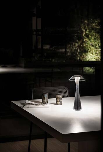 Space Lampa Outdoor Chrome i mörk utomhusmiljö