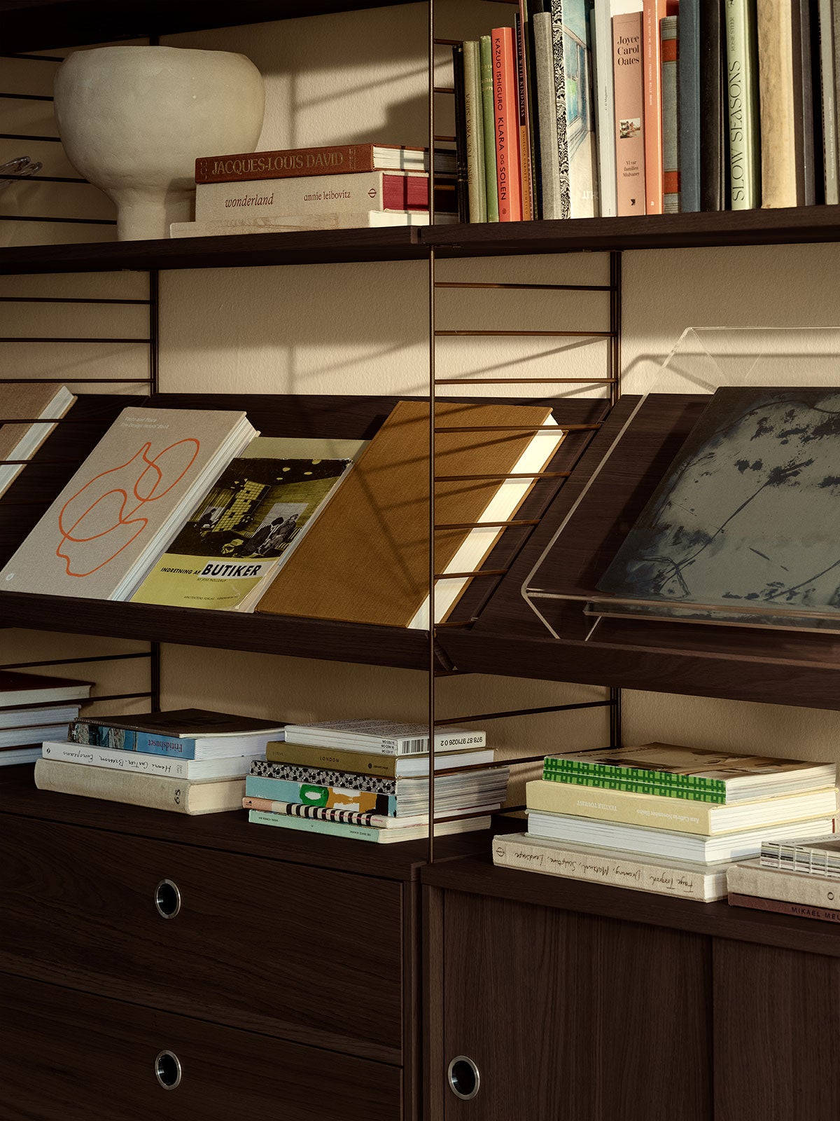 String System med moduler i mörk ek och mörkbruna golvgavlar i vardagsrum