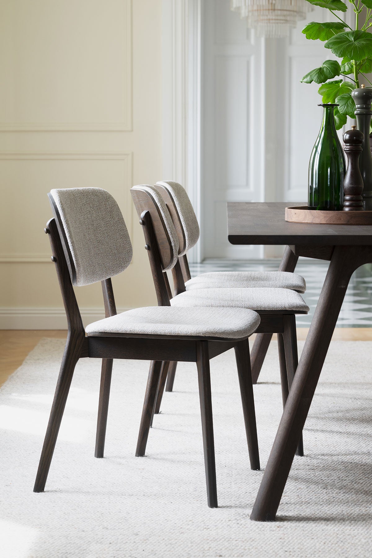 Barrett stol i brun ek med ljusbeige tyg i matsal