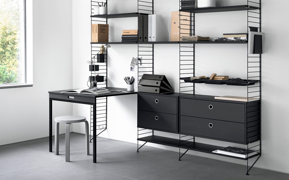 String_system-Svarta-hyllor-vardagsrum-hemmakontor-skrivbord_Liggande-1.jpg Inspiration String till hemma kontoret