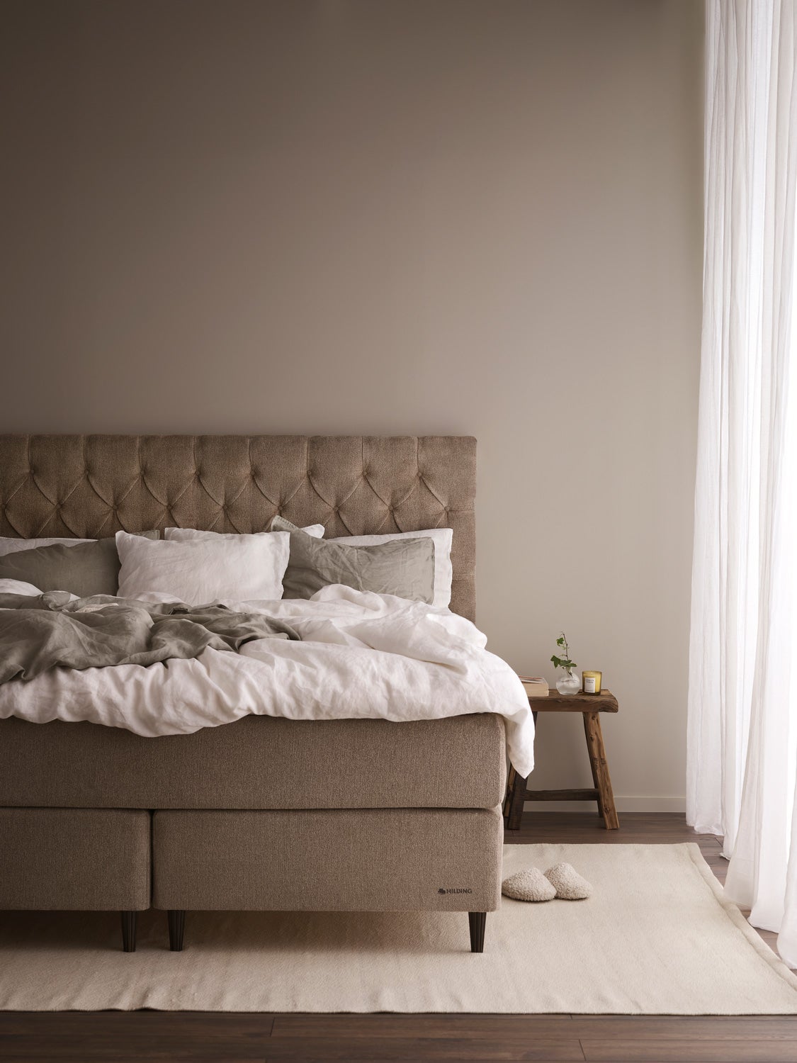 Family-Lyx-Kontinentalsang-180x200-Osby-GraBrun-Sovrum02.jpg Harmoniskt Sovrum med Family Lyx Kontinentalsäng 180x200 i tyget Osby Gråbrun