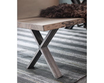 Forest Bänk på randig matta med fårskinn