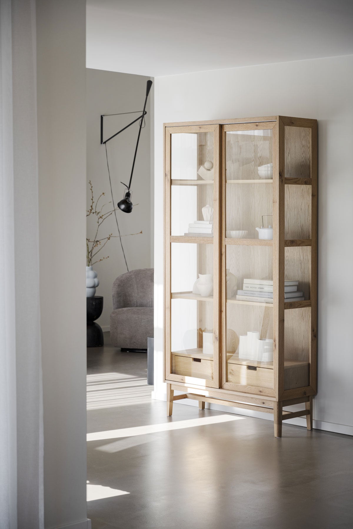  Hazelton Vitrinskåp Ek ståendes i en hall