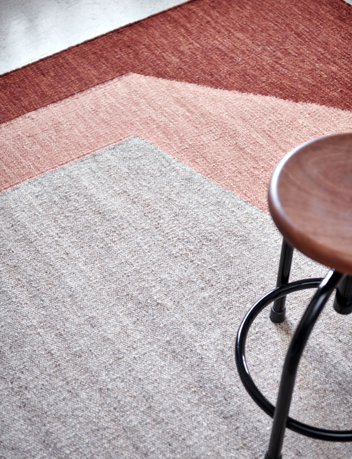 Levels Matta i fägen Coral med en barpall i trä och metall