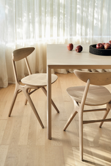 Air Matbord och Eye Stol med en skål äpplen på matbordet