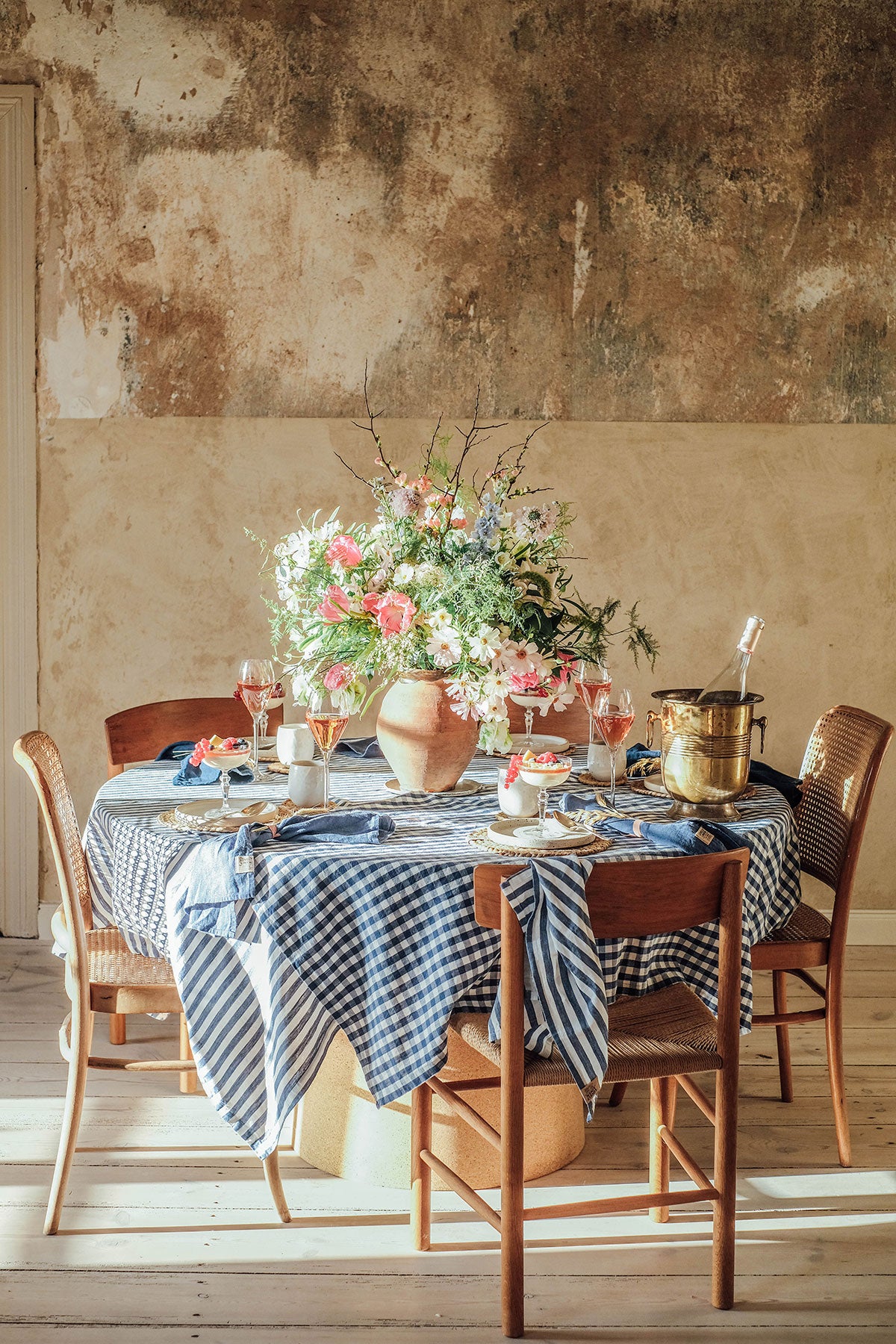 Misty Square Bordsduk i färgen Denim Blue på runt dukat matbord