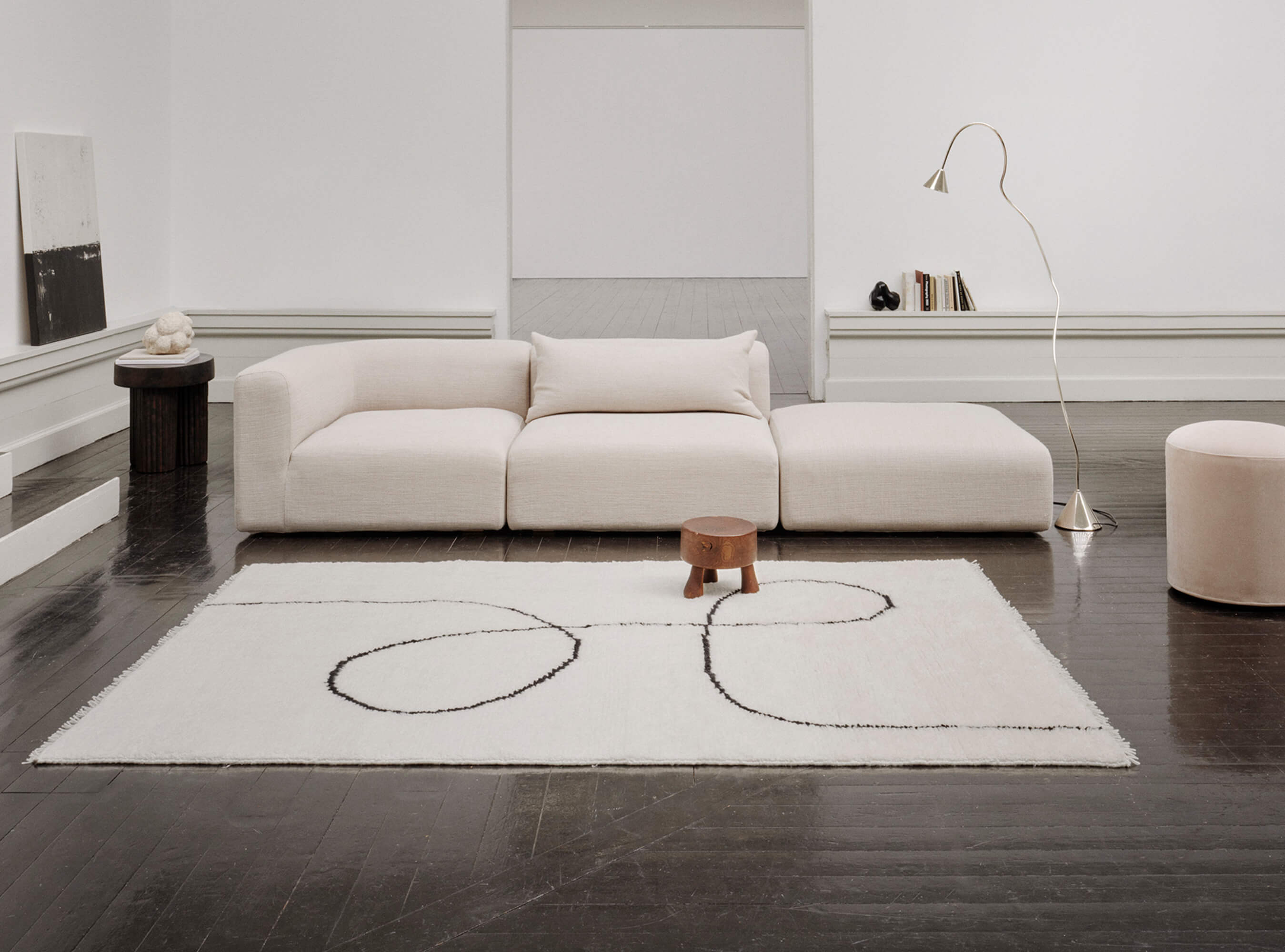 Astral matta i ett ljust vardagsrum med soffa och lampa