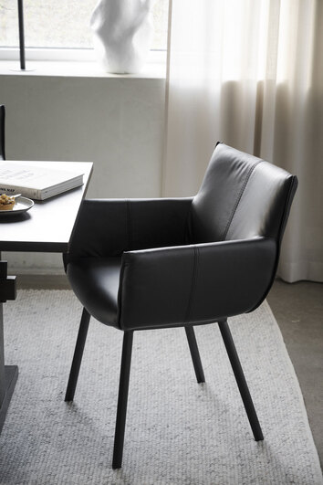 123095_b_mb_e_HINCKLEY_armchair_in_black_leather__002