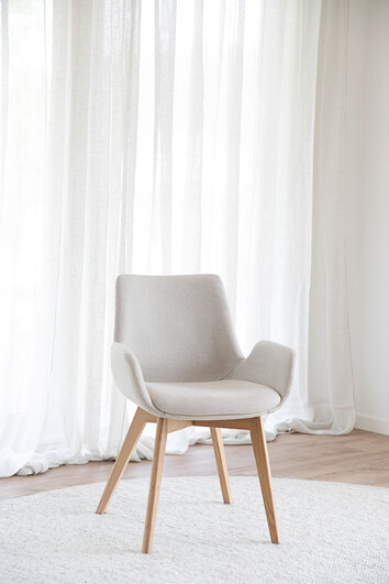 Drimsdale-Karmstol-Beige-Ek-Miljo