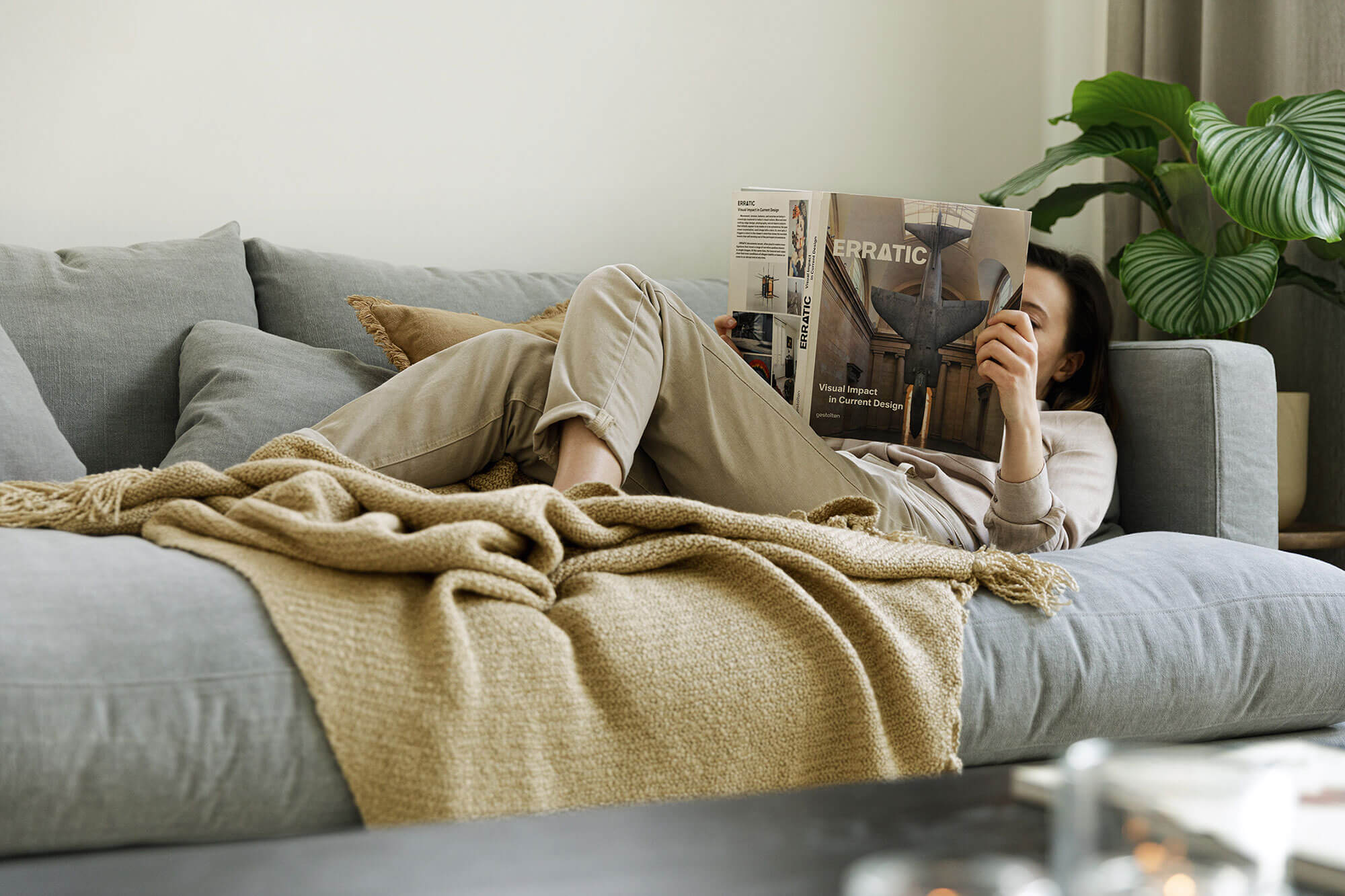 COLORADO-3seater-sofa-kiss_4_light_grey_lifestyle