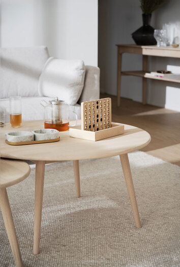 Tompkins-Soffbord-D90-Vitpigm-Ek-Miljo