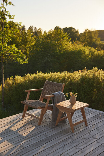 Eya Loungestol och Loungebord på terrass i solnedgången
