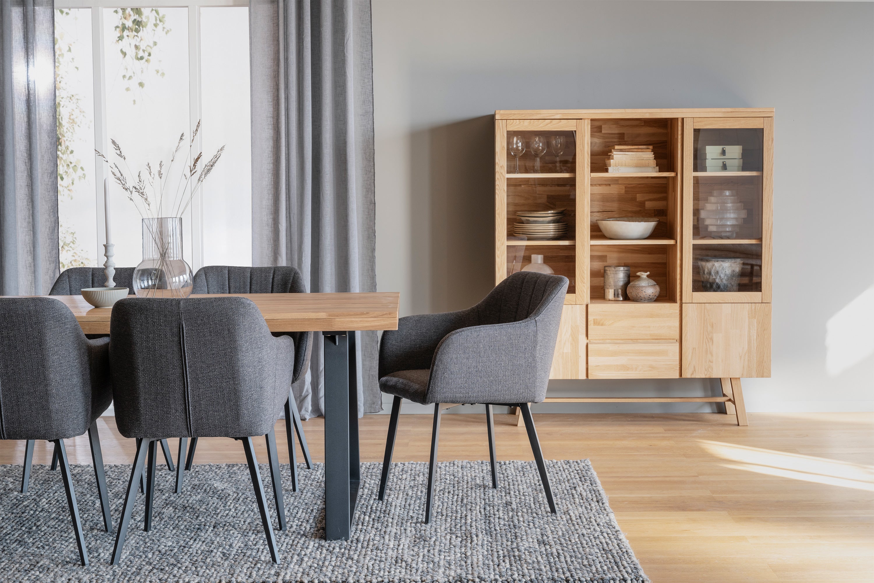 Brooklyn matbord U-ben, Ek. Bolton stol. Brooklyn vitrinskåp i FSC märkt trä