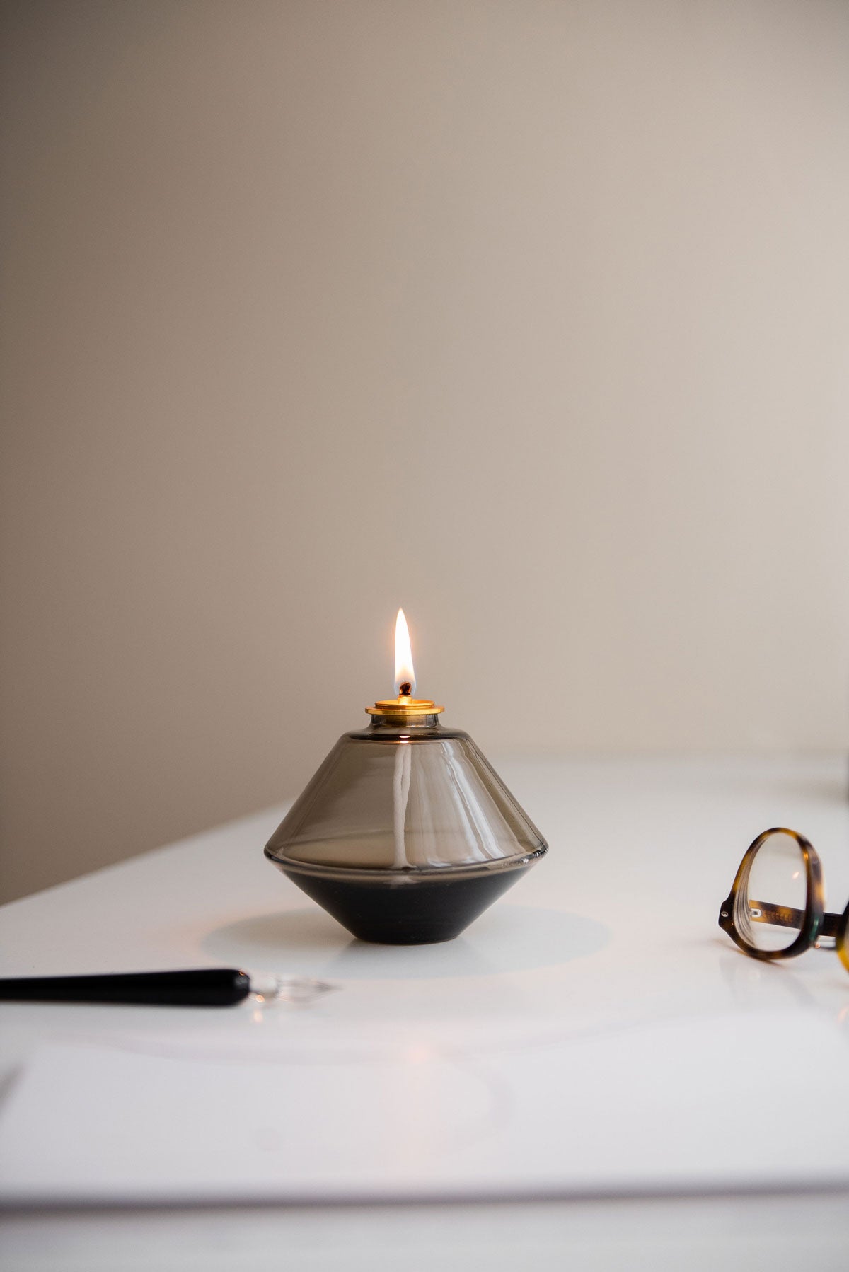 Aki-Oljelampa-Grey-Smoke-Small-Miljo