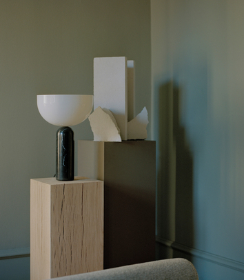 Kizu Bordslampa Large Svart på piedestal i trä
