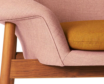 friedegg-loungechair-teak-palerose-darkorchre-01-detalj-warm-nordic