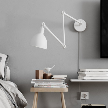 Bazar Vägglampa Sandvit på vägg ovanför sidobord med tidningar på hög