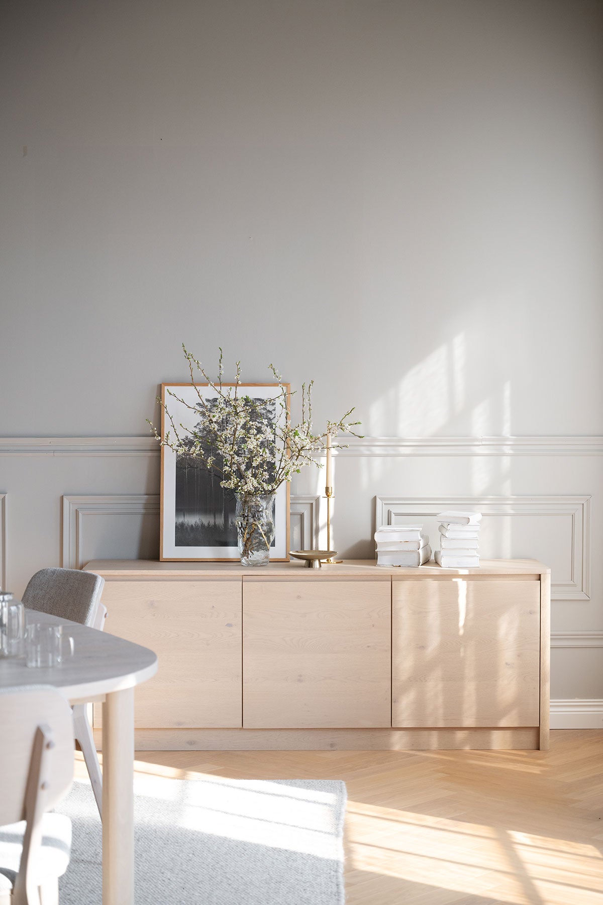 Melstone Sideboard i höjd 70 centimeter i vitpigmenterad ek med dekorativa detaljer i ljust vardagsrum