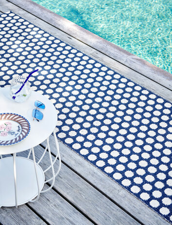 Noa Gångmatta Dark Blue vid en azurblå pool