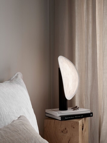 Tense Bordslampa Svart på piedestal vid säng