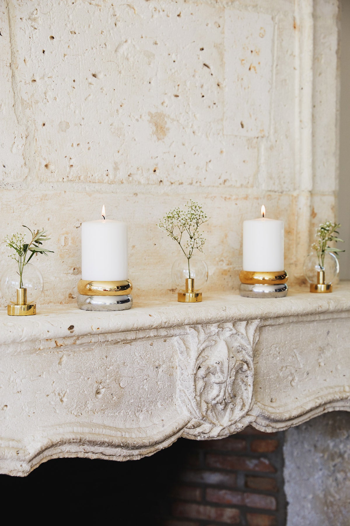 Marriage Ljushållare Enkel på spiskrans bredvid vaser med brudslöja