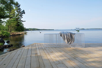 Bar Pall Vit på en brygga i en sjö