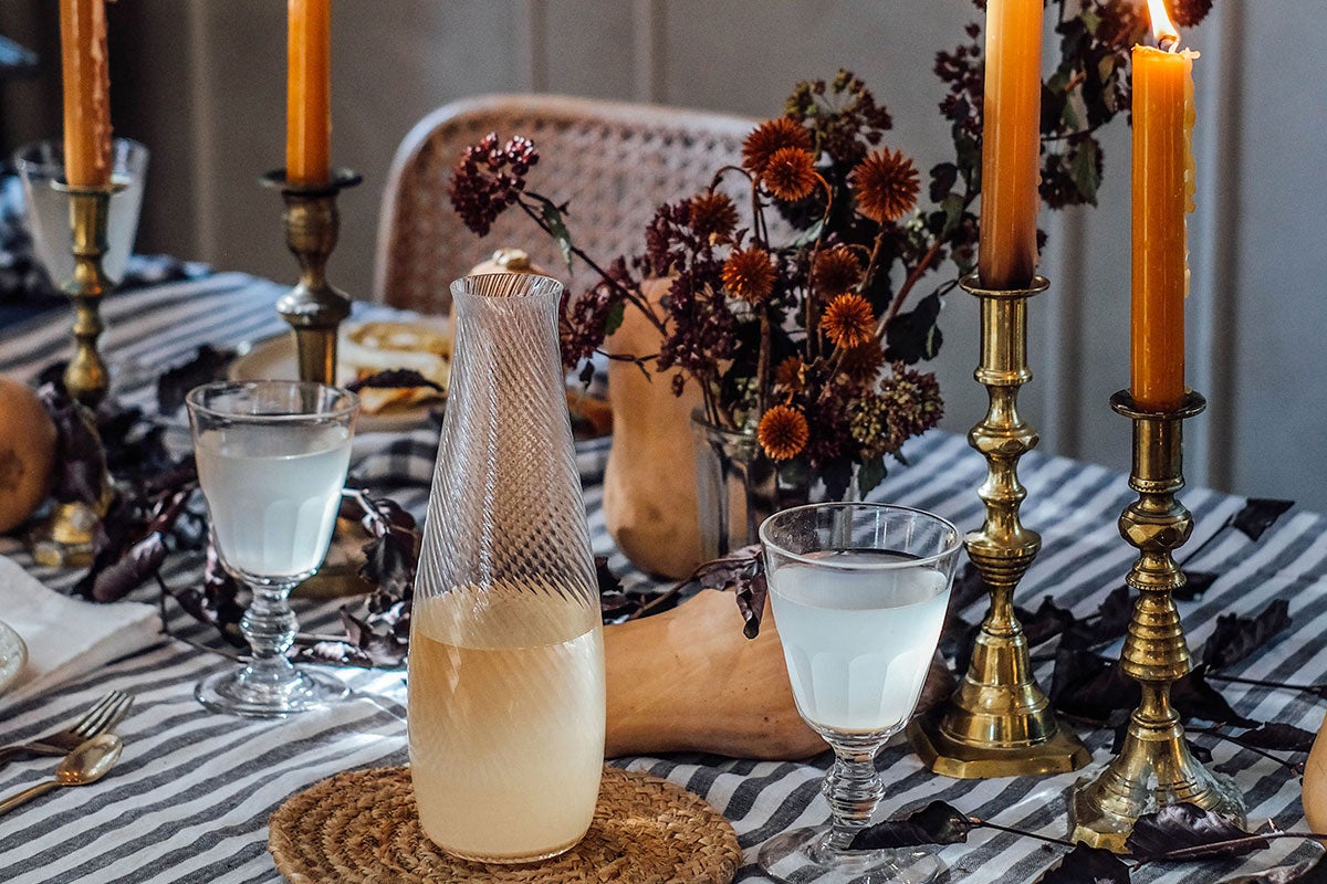 Misty-Edge-Bordsduk-Dark-Grey-Lifestyle