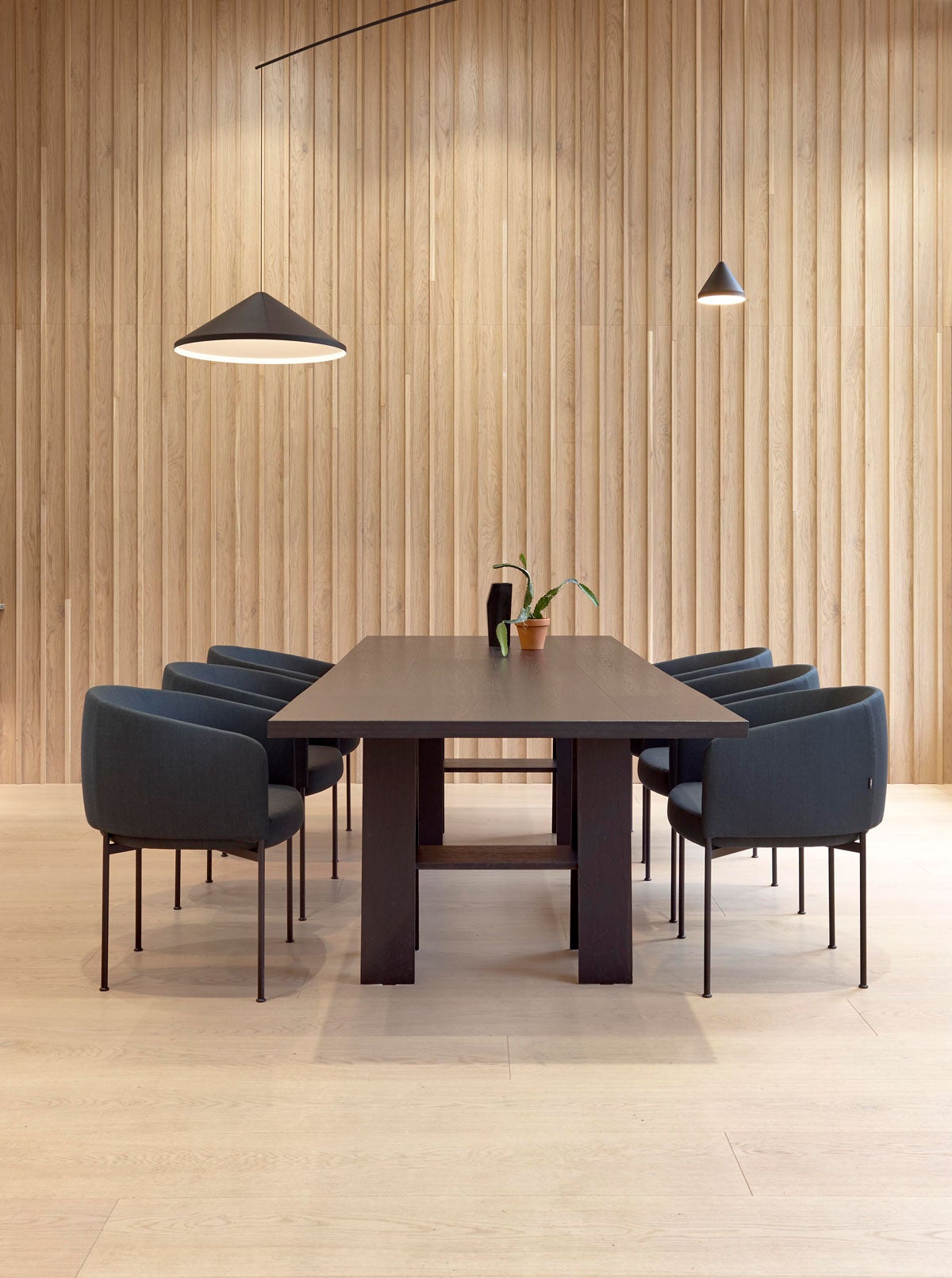 Miljöbild på Bonnet. Stolarna är klädda i tyget Matrix 12.