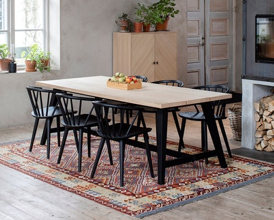 Torkelson-Brand-Image-Bedrock-Edda.jpg Torkelson möbler hos Tibergs Möbler. Edda stol runt Bedrock matbord.